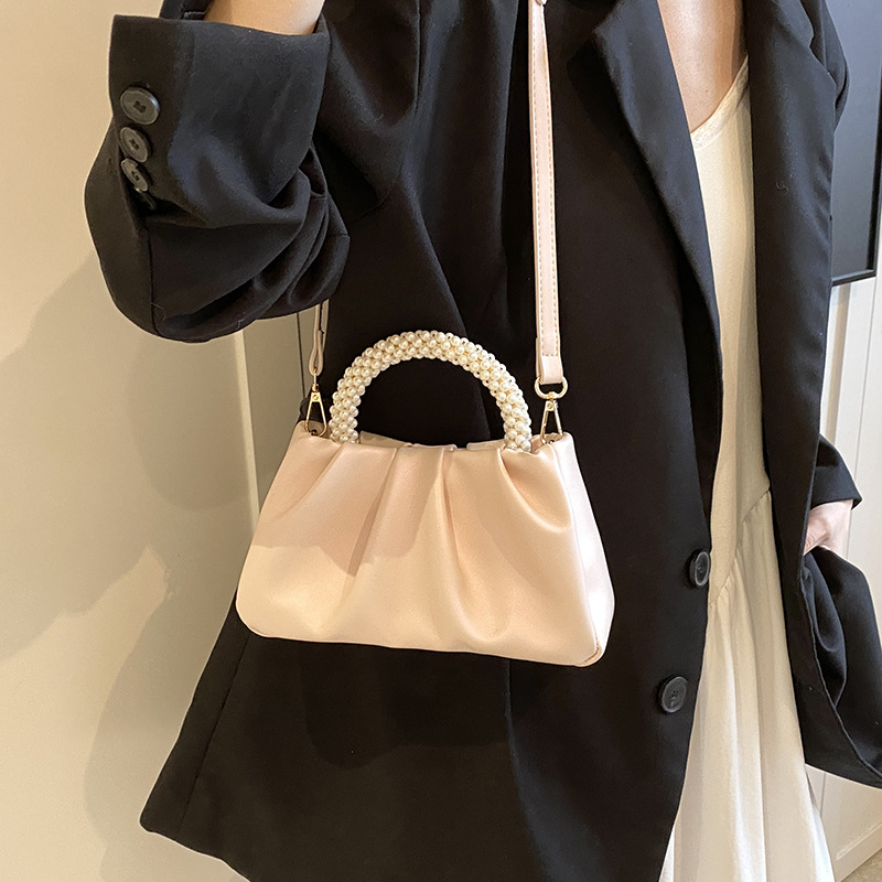 The handbag Lady 2024 Niche design Pearlescent new high-end pleated cloud bag pearl hand-held shoulder crossbody bag Application Scenario