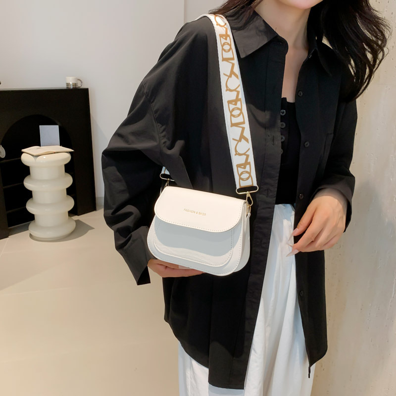 Saddle Bag Women's crossbody bag 2024 New style trendy girls Summer simple, fashionable, trendy and stylish single-shoulder small bag for women details Picture