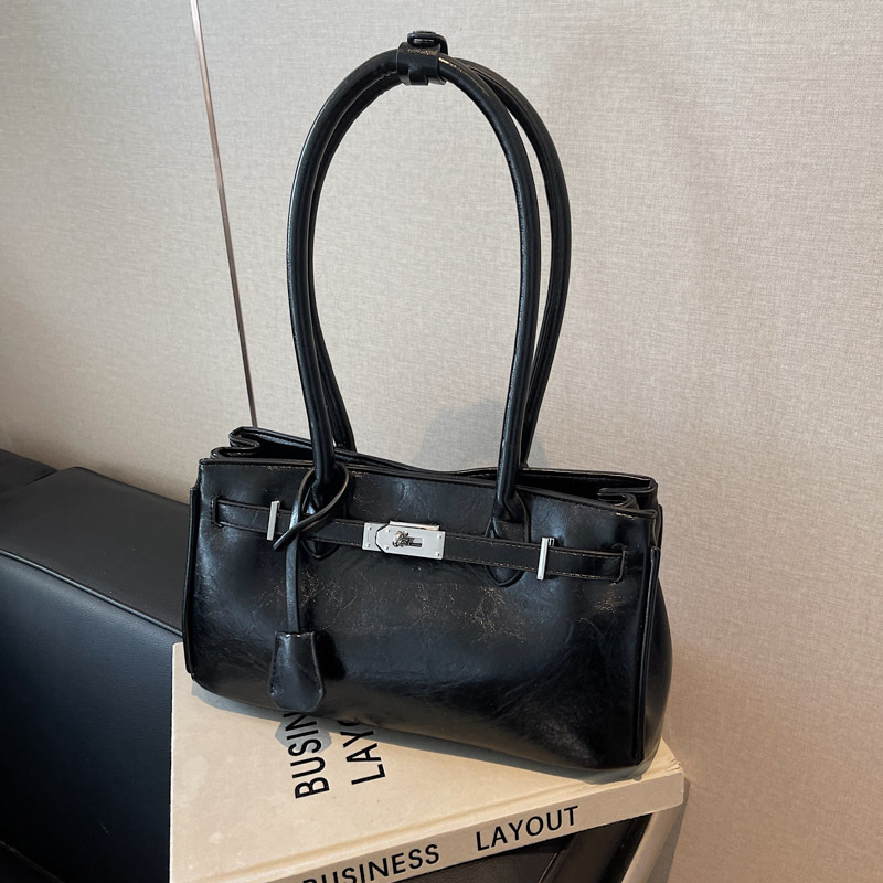 High-end casual underarm bag 2025 new retro and fashionable shoulder bag, versatile briefcase for work and commuting Application Scenario