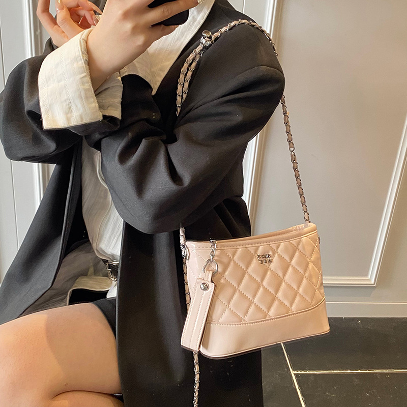 High-end quality niche bucket bag for women, 2025 new Korean style, fashionable and versatile, diamond-shaped chain single-shoulder crossbody bag details Picture