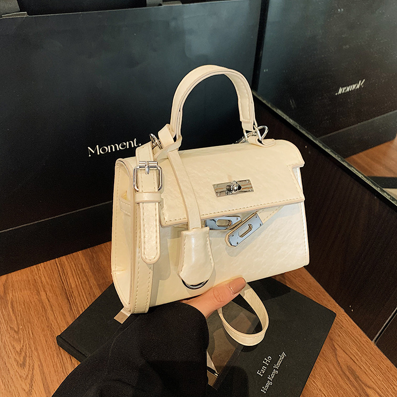 This year, the 2025 new stylish and simple crossbody bag for women carrying small bags is popular. It's a versatile and casual Kelly bag for commuting full figure