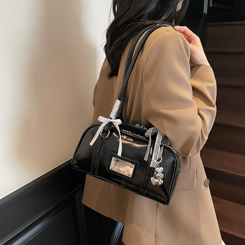 Trendy and versatile hand-held bowling bag for women 2025 New Korean version solid color casual and simple single-shoulder armpit bag Application Scenario
