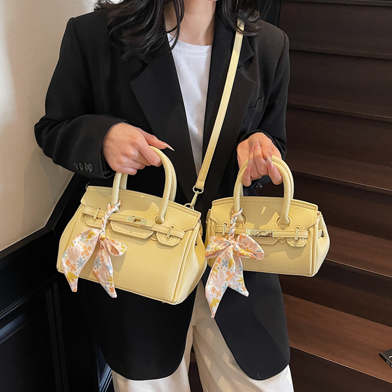 The high-end, light luxury and elegant Kelly handbag for women in the summer of 2025 is simple and stylish with contrasting colors and is a versatile single-shoulder crossbody bag Specification drawing