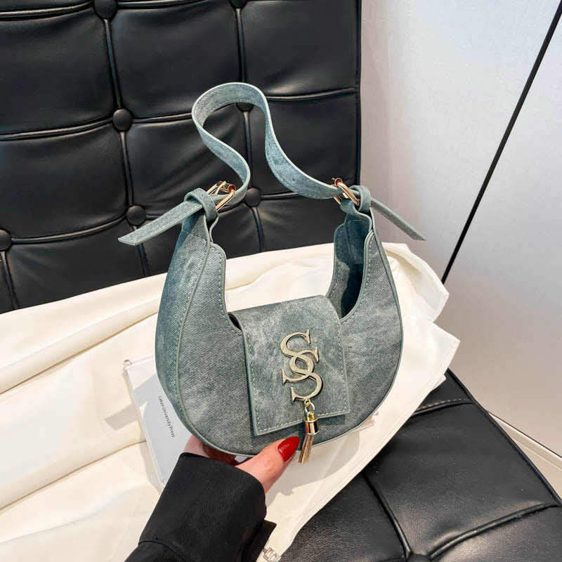 Women's bag 2025 Summer New trendy and fashionable single-shoulder bag, texture PU underarm bag, niche hardware tassel crescent bag full figure