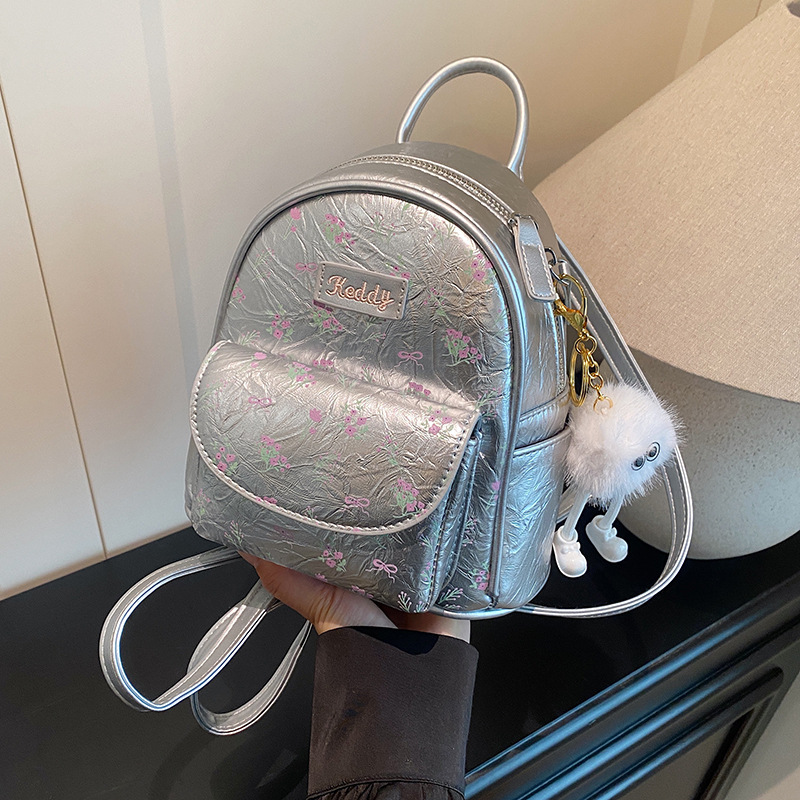 This is a new summer model of a lady's small backpack for students' commuting. It is a high-end and versatile backpack with a sweet Japanese style details Picture