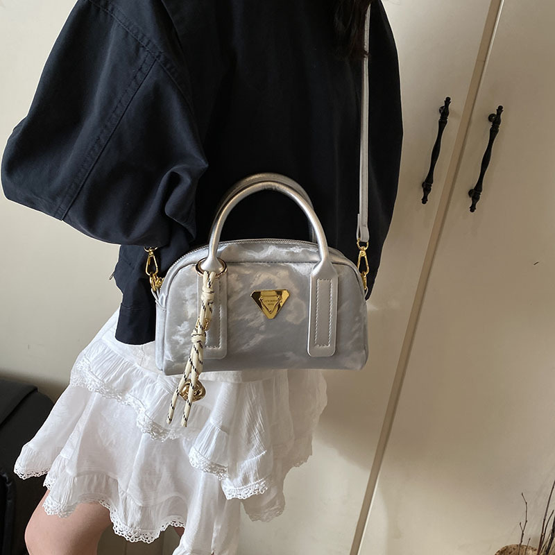 A stylish and casual bowling bag of 2025 style, retro and high-end, simple and versatile single-shoulder bag, trendy women's bag Application Scenario