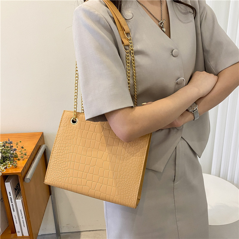This 2023 new trendy and stylish single-shoulder bag with a casual chain and solid color crossbody Application Scenario