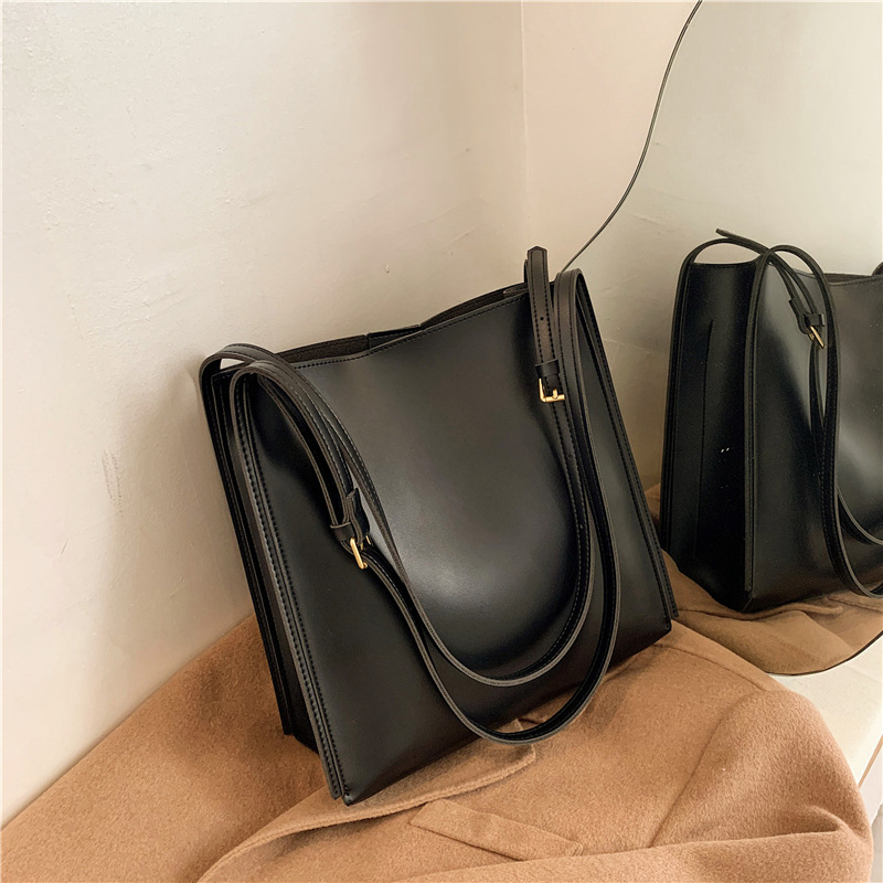 A new 2024 high-end, versatile and retro single-shoulder tote bag for women with a large capacity Application Scenario