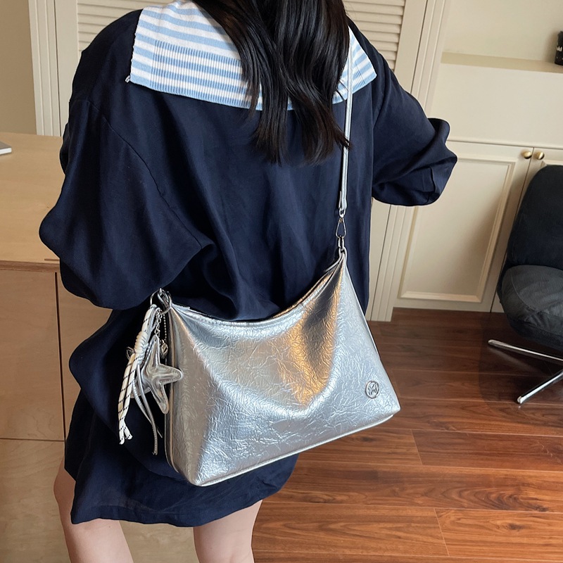 Cross-border fashion underarm bag, versatile women's bag 2025 new style stylish small square bag, solid color single-shoulder bag, casual crossbody bag Application Scenario