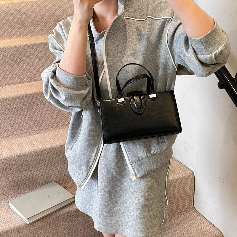 The 2025 new style of fashionable and high-end solid color handbag for women, Korean style, simple and versatile, commuting single-shoulder crossbody bag Application Scenario