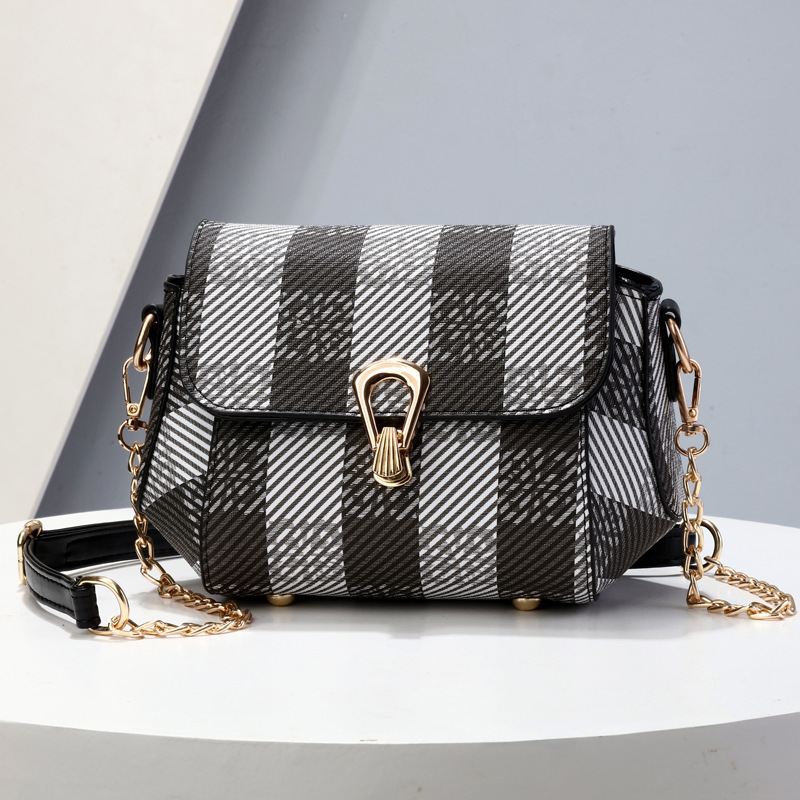 One-piece consignment 2023 new women's bag, single-shoulder crossbody bag, color-matched chain small square bag, trendy and fashionable for women full figure