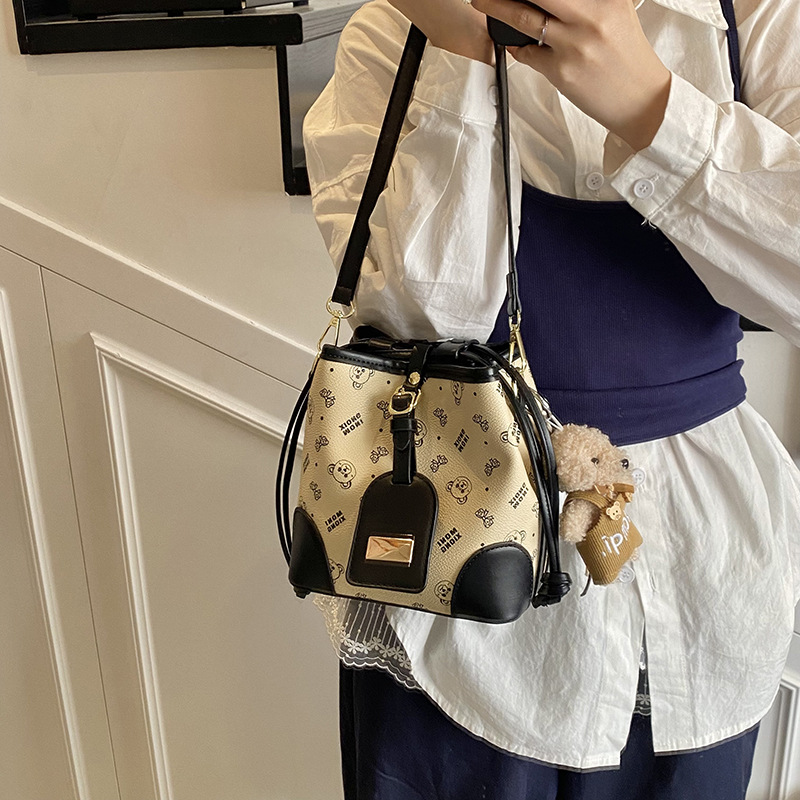 High-end printed drawstrap bucket bag for women, 2025 new trendy and fashionable single-shoulder bag, retro and stylish crossbody bag Application Scenario