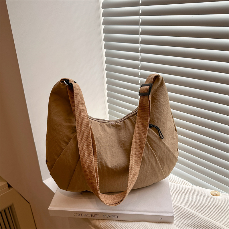 Large-capacity nylon fabric bag, casual and versatile commuting single-shoulder bag, light and simple tote crossbody bag, student class bag full figure