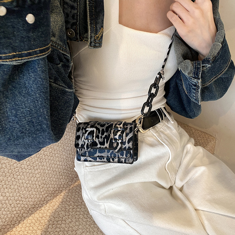 Cross-border small bag, niche leopard print square bag, 2024 new style, hand-held, casual, retro, stylish, individualistic crossbody red envelope details Picture