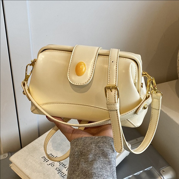 High-end and fashionable solid color versatile hand-held small square bag for women 2025 new niche design simple single-shoulder crossbody bag full figure