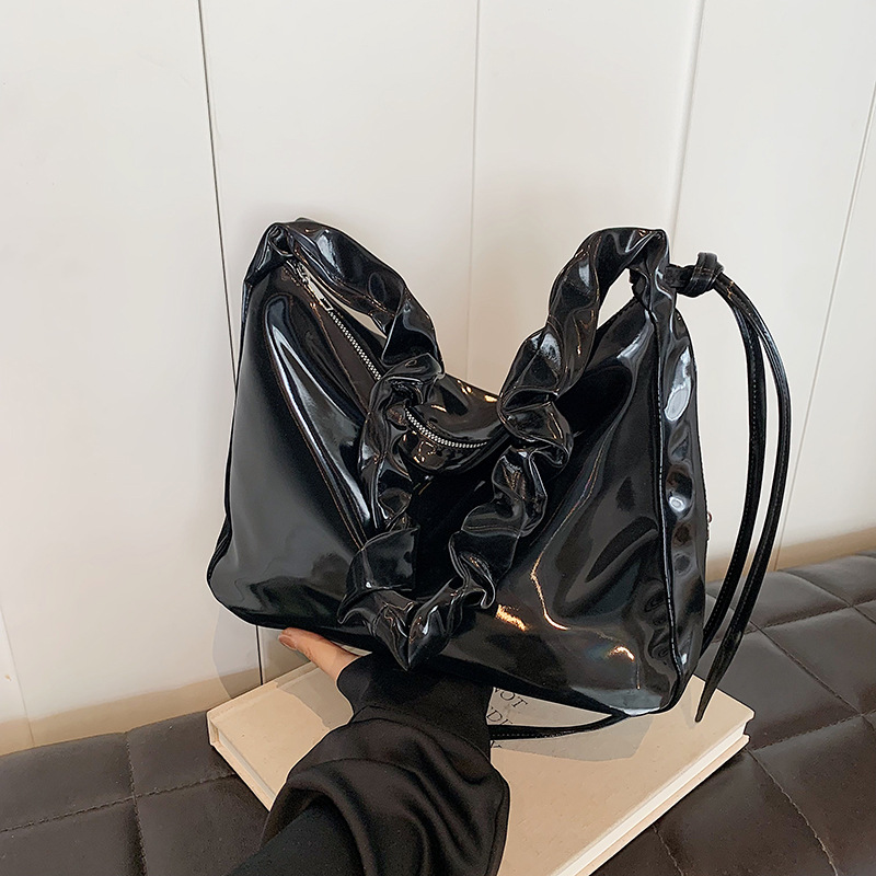 High-end pleated underarm bag for women, 2025 new Korean style niche design, versatile commuting single-shoulder tote bag full figure