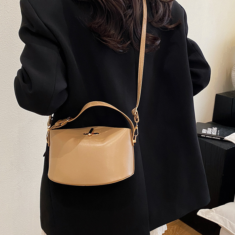 A new summer 2025 Korean-style, fresh, simple and stylish solid-color handbag, a casual and elegant crossbody bag for women details Picture