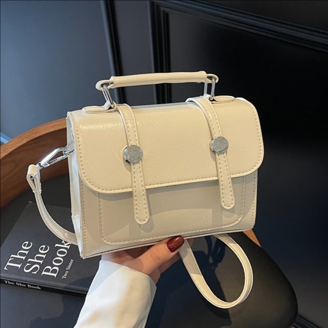 The 2025 new retro niche commuter handbag is a versatile and fashionable single-shoulder bag for women. It is in a solid color and simple yet trendy crossbody bag full figure