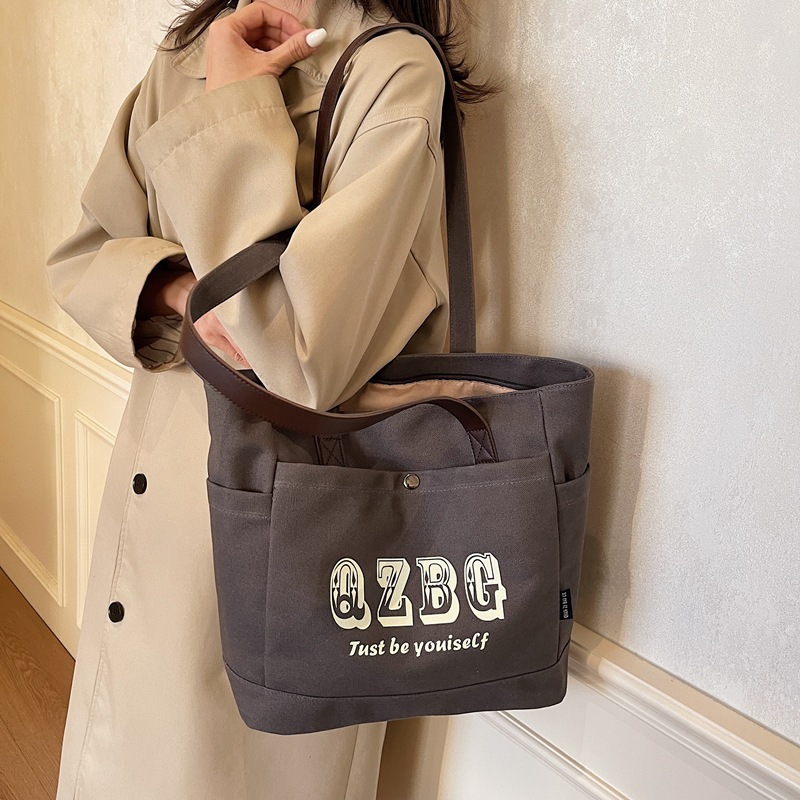 The 2025 new niche design trend single-shoulder bag is fashionable and stylish, with a large capacity crossbody bag and a casual and personalized tote bag Specification drawing
