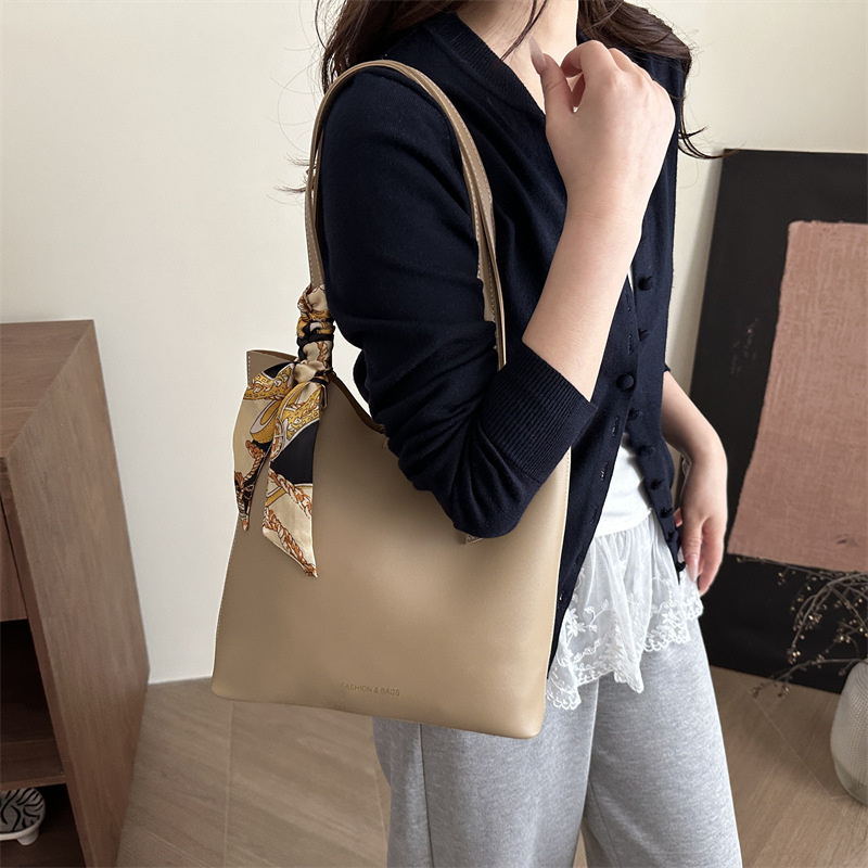 High-end silk scarf handbag 2025 Cross-border new style versatile ins single-shoulder underarm bag Retro commuter tote bag Specification drawing