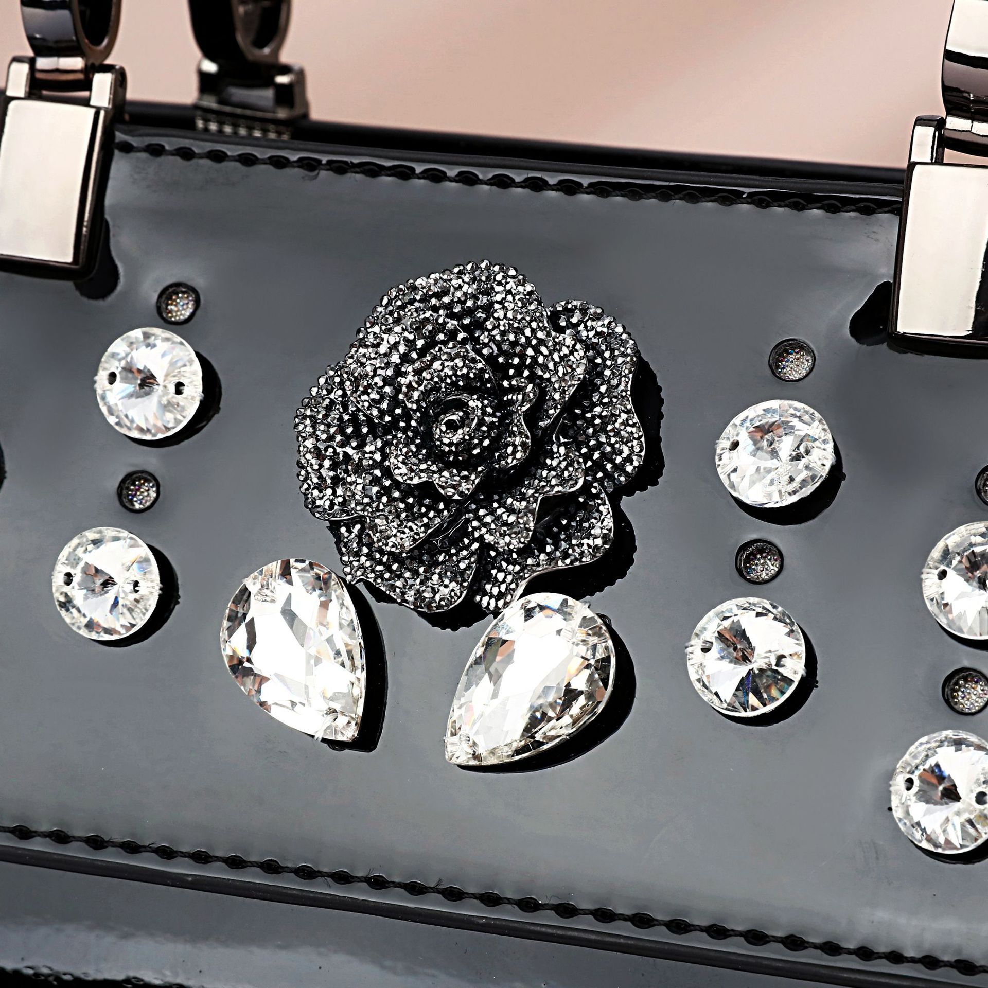 Cross-border women's bag, diamond-encrusted noble large-capacity women's bag, new shiny leather multi-layer crossbody handbag for ladies and mothers Application Scenario