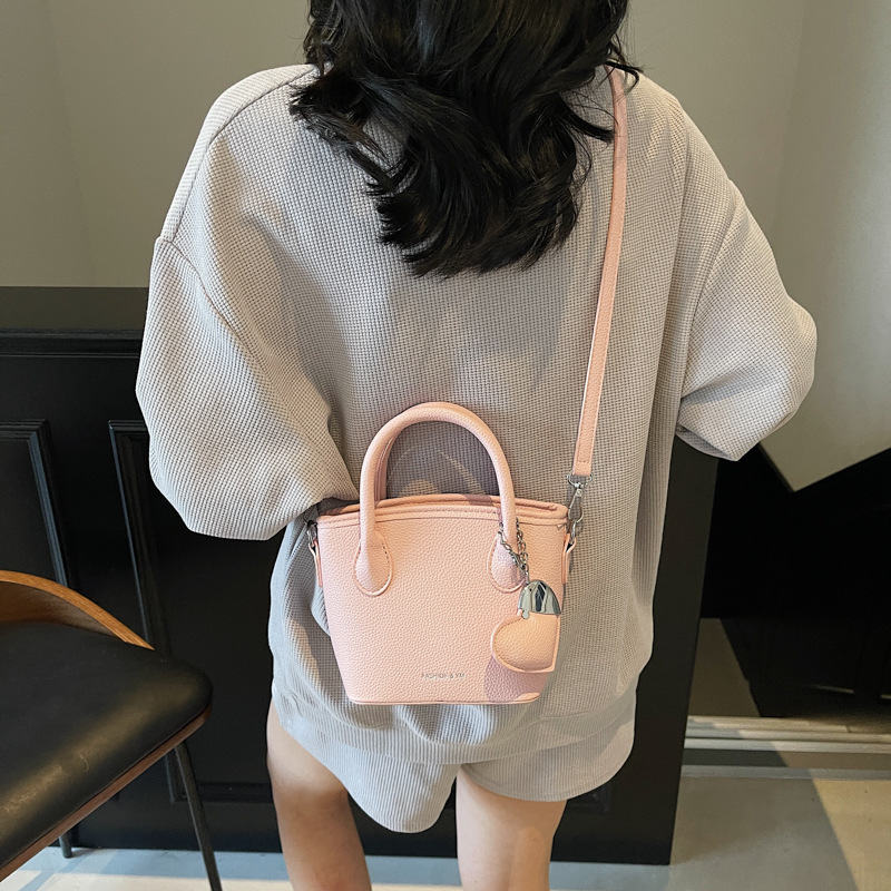A high-end and stylish hand-held bucket bag with lychee pattern for women, a new 2025 trendy and versatile crossbody bag, a super popular single-shoulder bag Application Scenario