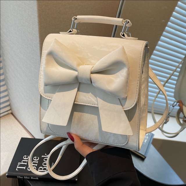 A fashionable, casual, solid-color, simple and elegant light luxury handbag for women, a new 2025 high-end quality commuting backpack full figure
