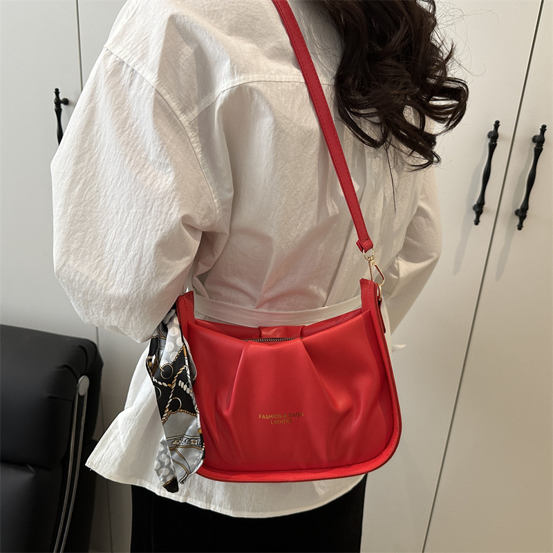 A niche design, fashionable and trendy small square bag, a new spring 2025 stylish, casual and high-quality women's single-shoulder crossbody bag details Picture