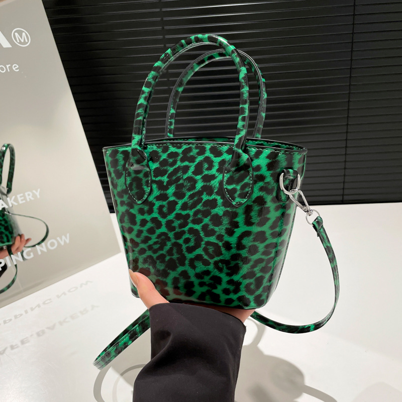2025 Cross-border Quality Bucket Bag, new chain handbag, shoulder bag, retro leopard print crossbody bag full figure