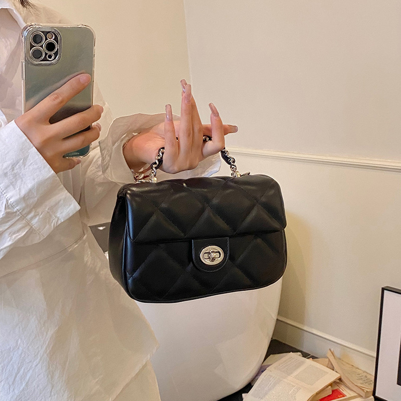 A high-end diamond-shaped handbag for women, a fashionable small square bag, a new 2025 versatile shoulder bag, and a stylish crossbody bag details Picture