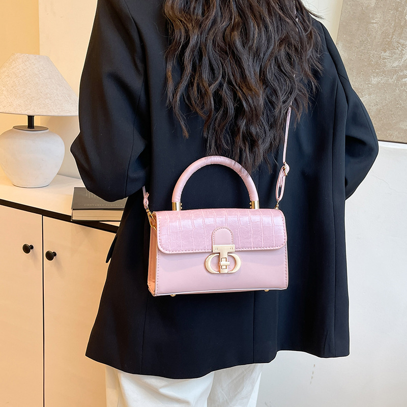 This is a trendy and simple small square handbag designed for women in 2025. It exudes a sense of high-end fashion and is a single-shoulder crossbody bag details Picture
