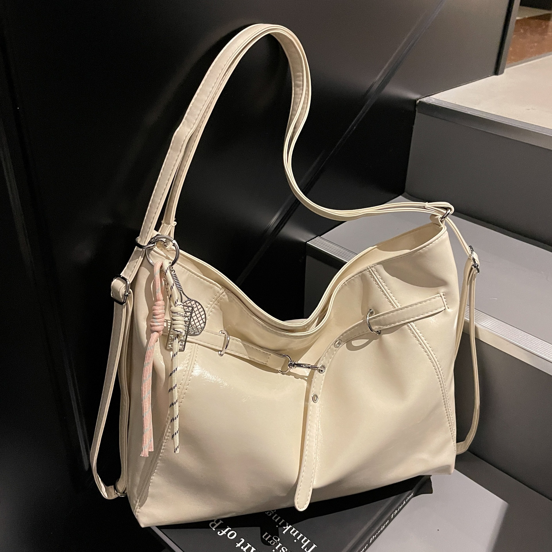 High-capacity commuting bag for women, 2025 new style, high-end, simple and versatile single-shoulder bag, student class crossbody bag full figure