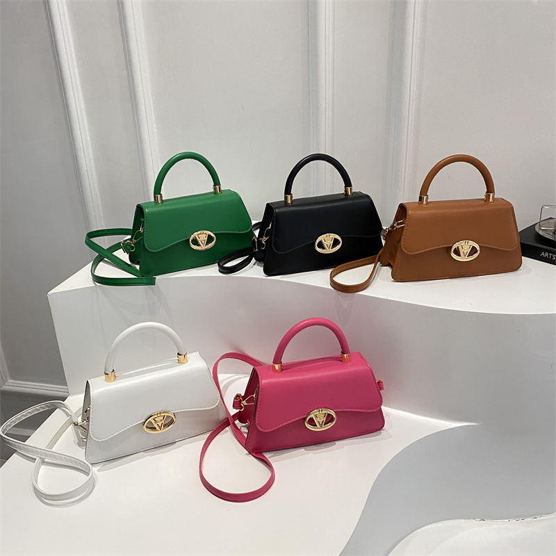 A simple and fashionable 2025 spring women's commuting bag in a solid color, single-shoulder, crossbody and hand-carry small square bag full figure