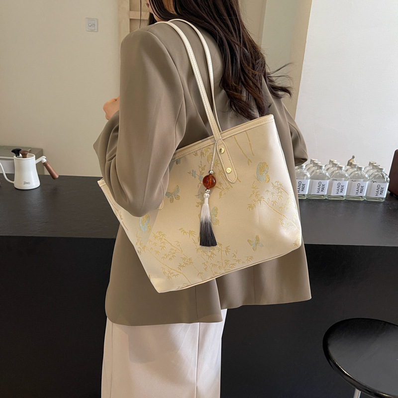 New Chinese-style traditional Chinese style women's large-capacity 2024 new casual single-shoulder bag, trendy and versatile, class and commuting tote bag Application Scenario