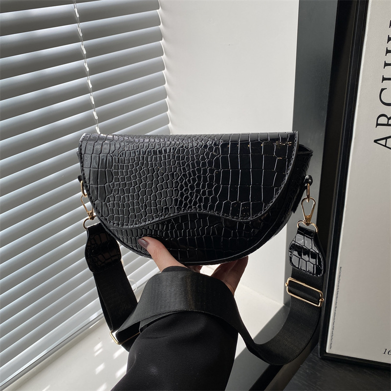 French niche women's 2025 new style quality crossbody bag, embossed saddle bag, fashionable crocodile pattern single-shoulder bag full figure