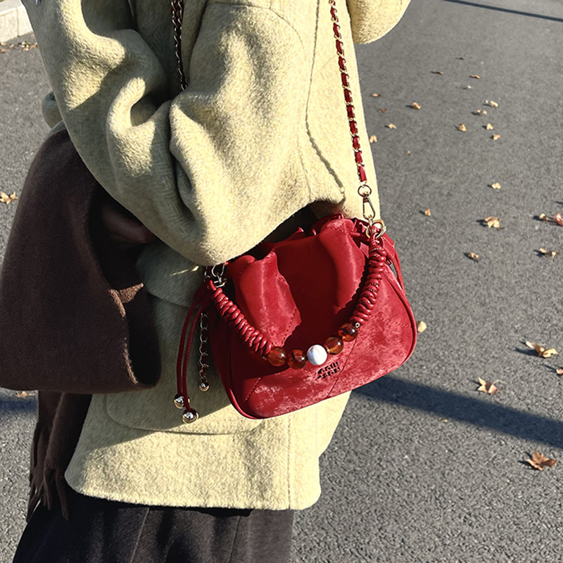 A niche, high-end, fashionable and casual hand-held bucket bag for women, a new 2024 Korean style simple and versatile single-shoulder crossbody bag Application Scenario