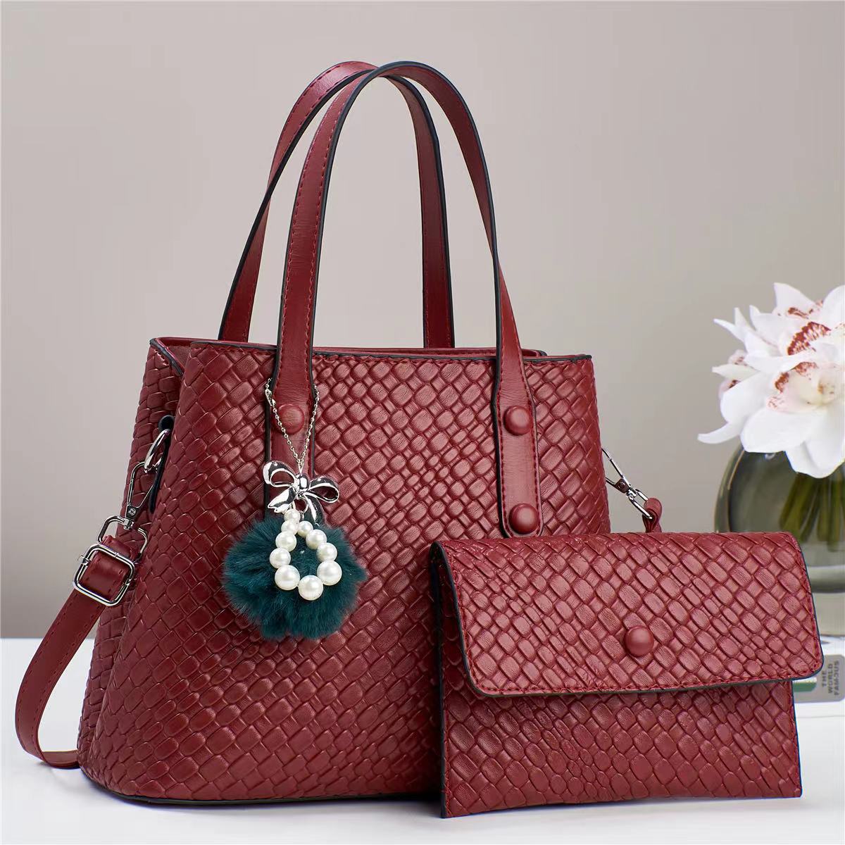 A bestseller in winter 2023 for foreign trade, a new and fashionable women's bag from the manufacturer, a versatile shoulder crossbody bag for women details Picture