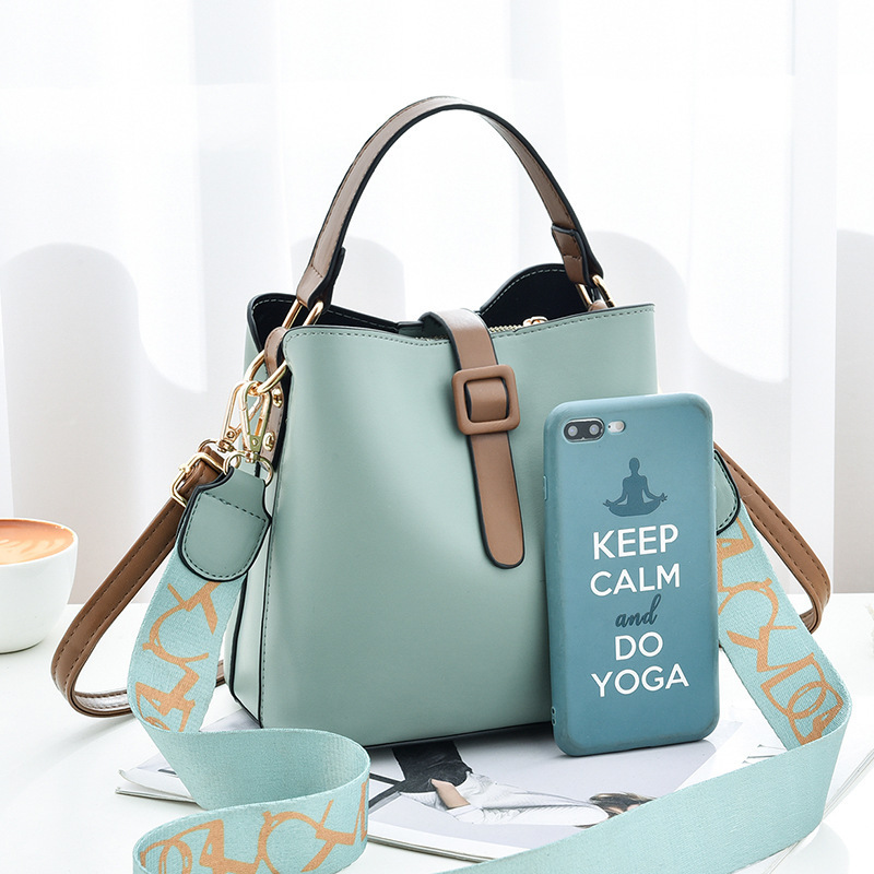 2024 Fashion single-shoulder women's bags, streetwear women's bags, crossbody bags, casual and fashionable women's bags, bucket bags - one-piece consignment Application Scenario