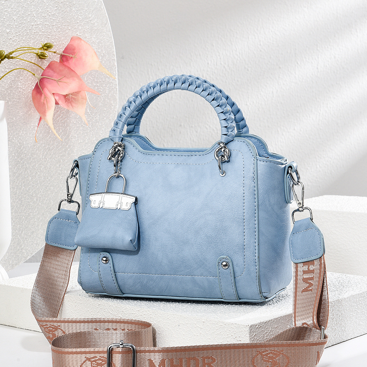 European and American retro 2025 new style women's bag, simple oil-wax leather solid color small square bag, versatile handbag, single-shoulder crossbody bag Application Scenario