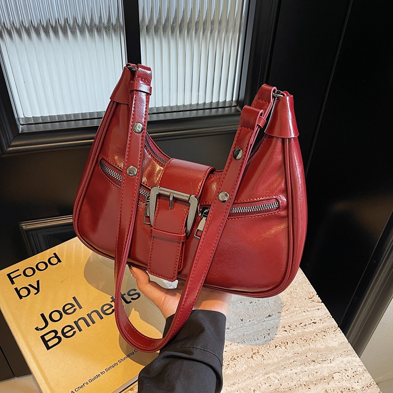 A cool and retro small handbag for women, a new 2024 trendy and fashionable oil-wax skin dumpling bag, versatile and high-quality crossbody bag details Picture