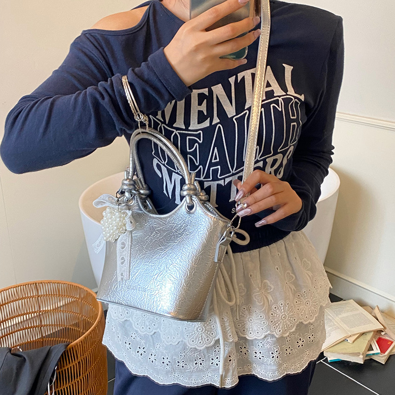 Fashionable solid color simple and high-end hand-held bucket bag for women 2025 new style versatile, casual and stylish single-shoulder crossbody bag Application Scenario