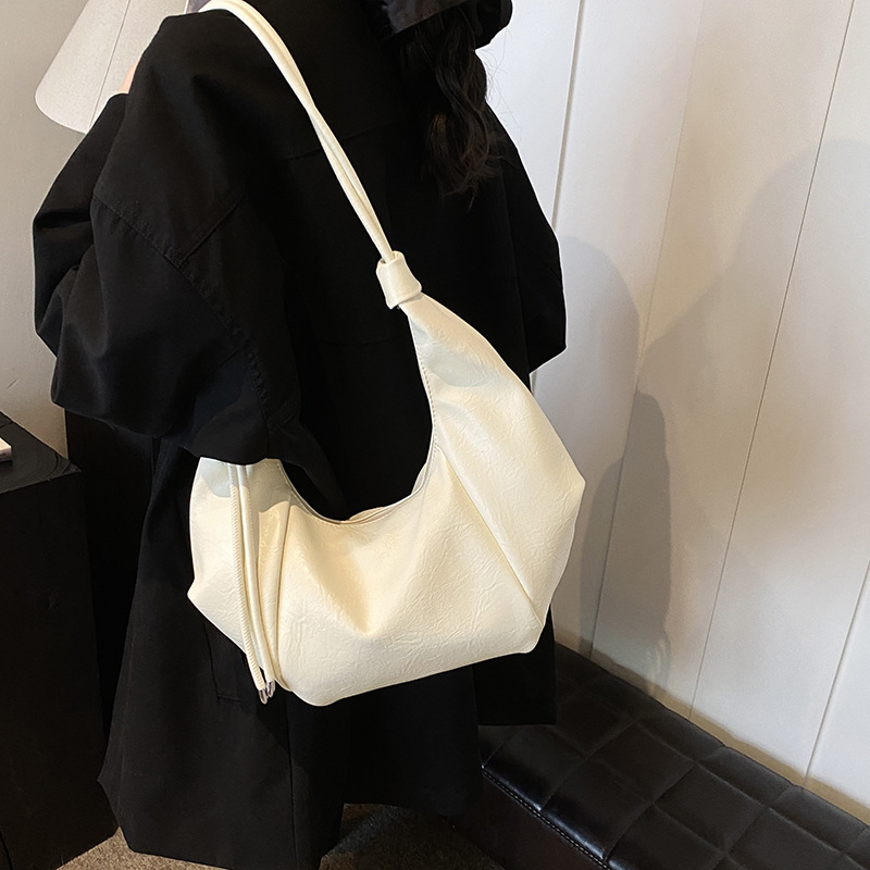 Retro Maillard women's 2024 new style trendy, fashionable and high-end single-shoulder bag with large capacity crossbody dumpling bag Application Scenario