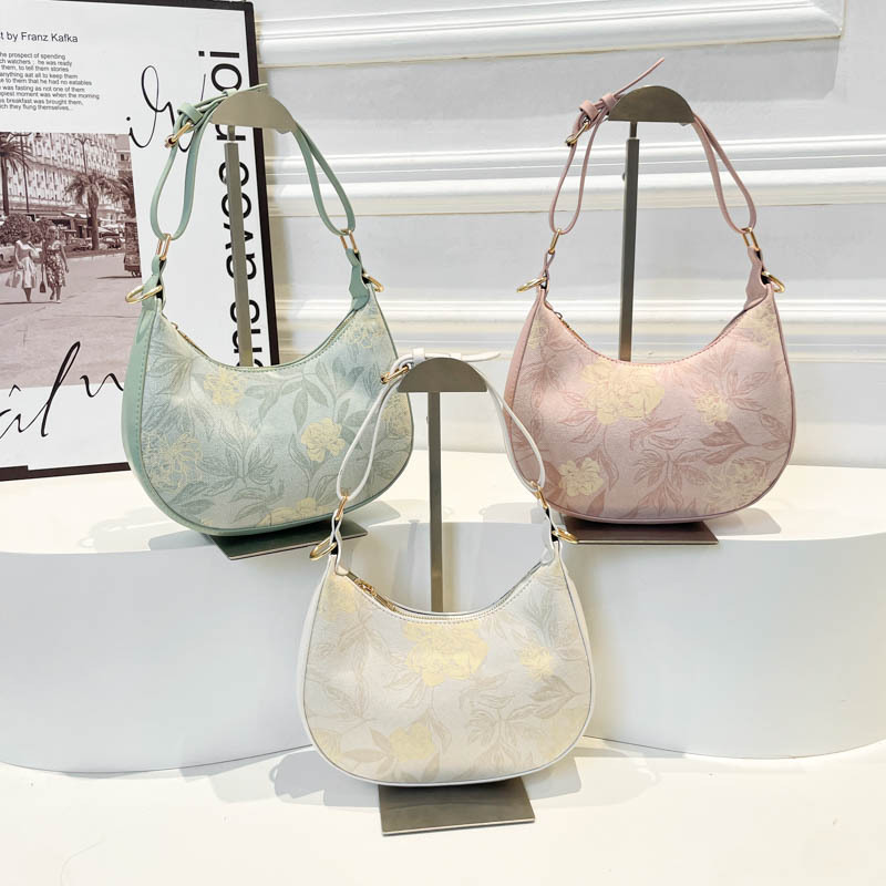 A new Chinese-style hand-held small bag for women in 2025, a trendy and fashionable crossbody bag, a niche commuting dumpling bag Application Scenario