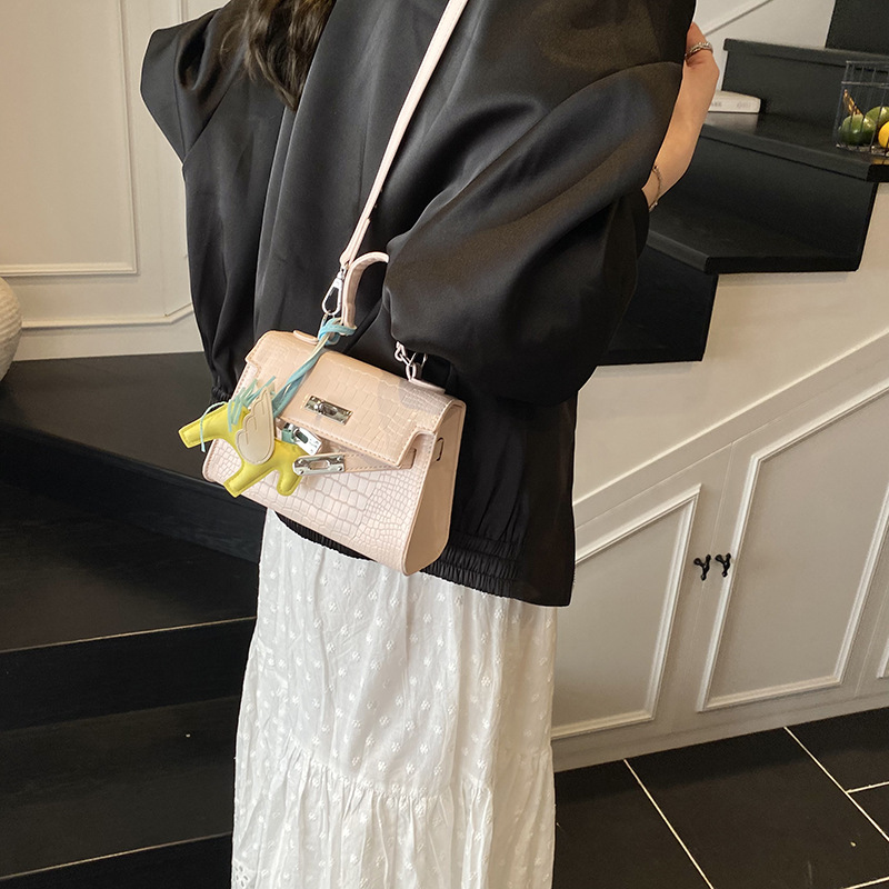 The high-end Kelly bag for women in 2025 is a new style of fashionable and casual stone pattern single-shoulder bag and a trendy solid color crossbody bag Application Scenario