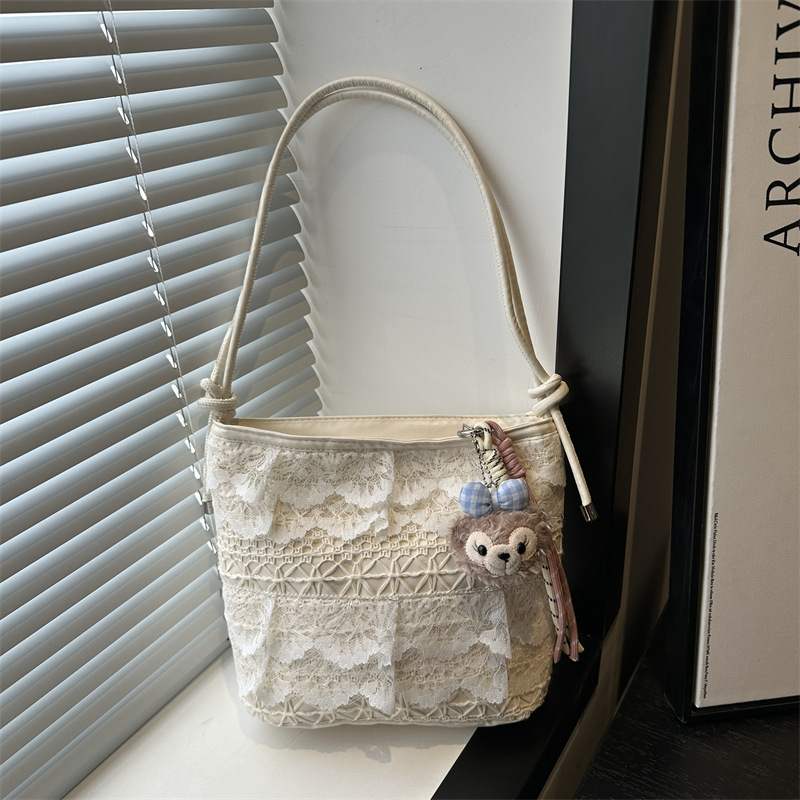 A new 2025 trendy and stylish single-shoulder crossbody bucket bag with a unique and niche cross-border women's bag in ins weaving design full figure