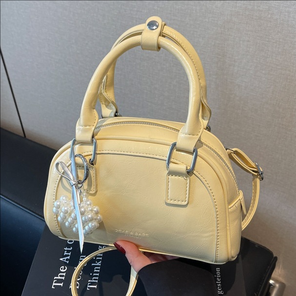 The 2025 new retro and fashionable hand-held small square bag, a cute and stylish commuter Boston bag for women, and a versatile single-shoulder crossbody bag full figure