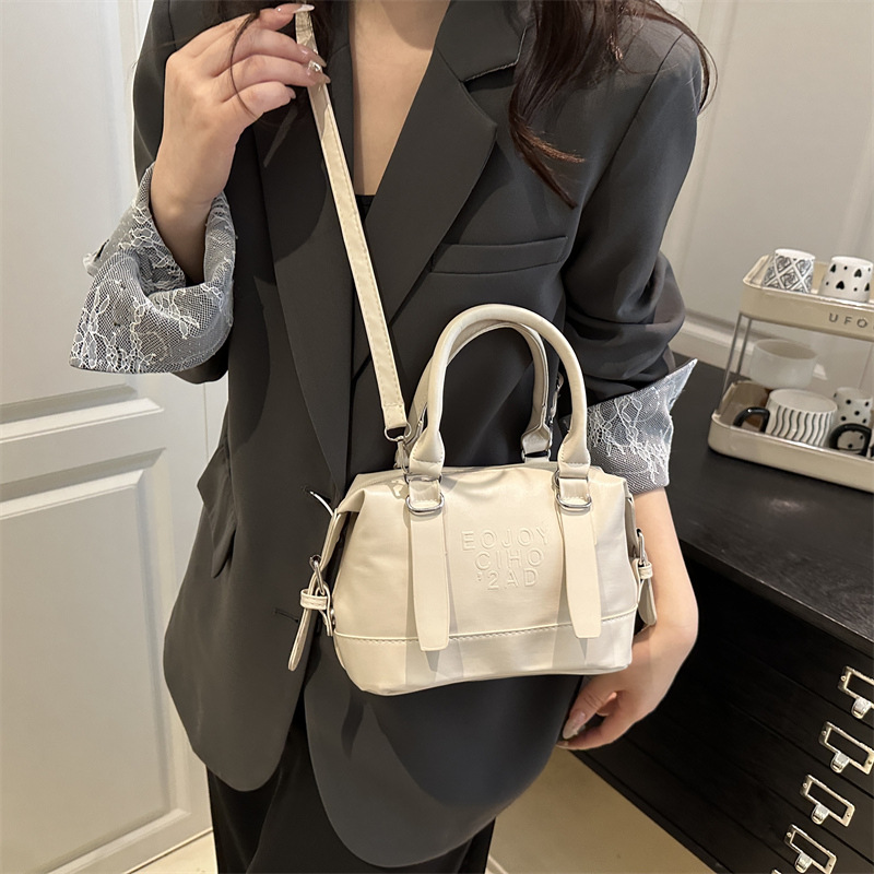 Simple design, fashionable commuting single-shoulder handbag, a new high-end crossbody pillow bag for women in spring 2025 details Picture