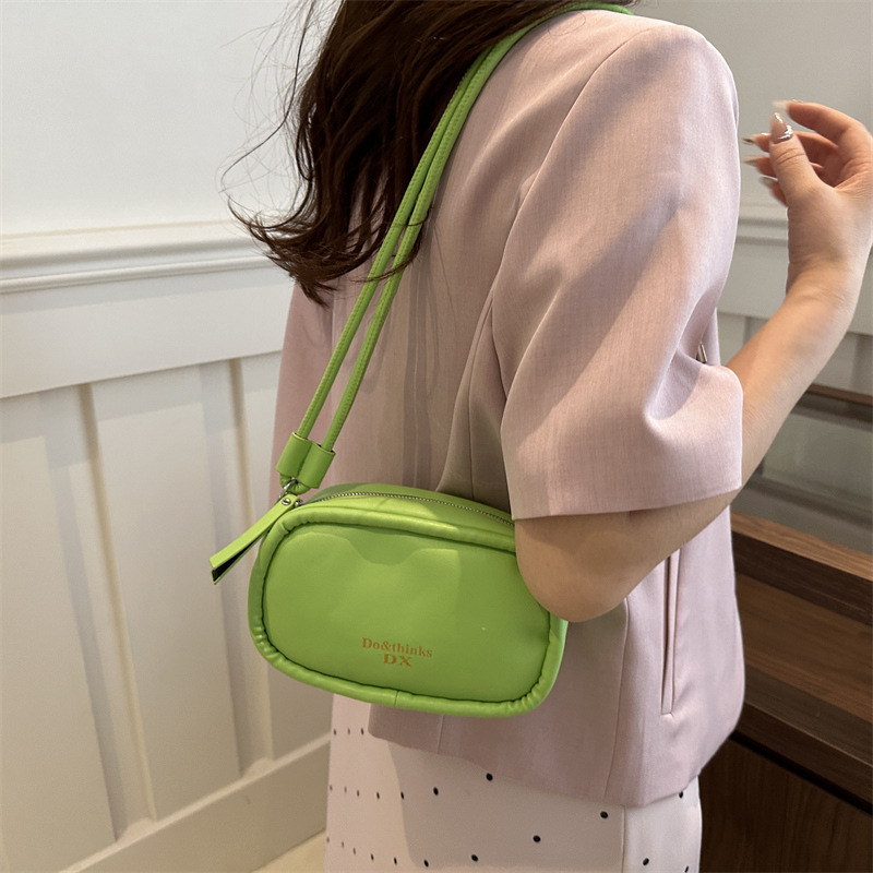 A simple and trendy solid-color oval 2024, stylish and casual, high-quality crossbody single-shoulder small square bag Specification drawing