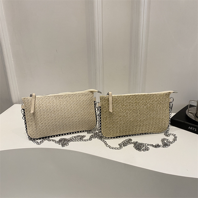 The new chain bag for women exudes a sense of high-end sophistication. It's a niche chain single-shoulder bag and clutch bag in a solid color with a simple woven pattern Application Scenario