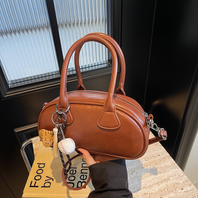 Carrying a retro and fashionable bowling bag, 2024 new style, trendy and versatile single-shoulder bag, niche design, high-end women's bag full figure